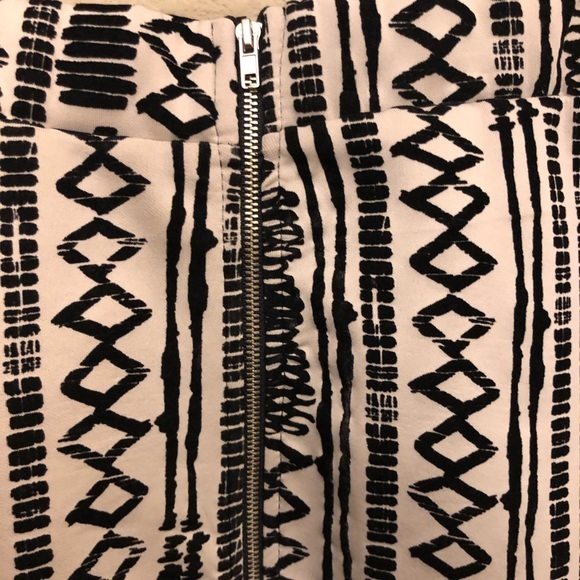 B. Jewel Short skirt Medium - Picture 4 of 6